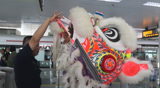 Pertunjukan Barongsai Hibur Penumpang di Stasiun LRT Velodrome