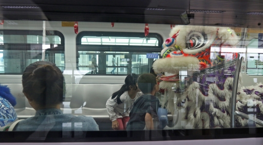 Pertunjukan Barongsai Hibur Penumpang di Stasiun LRT Velodrome