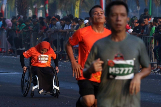 Semangat Peserta Disabilitas Ikuti Lomba Lari di Monas