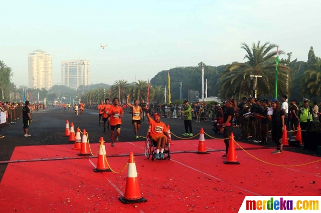 Sejumlah penyandang disabilitas mengikuti lomba Lo Gue Run 2020 di Monas, Jakarta, Minggu (26/1/2020). Event ini juga dalam rangka rangkaian kegiatan HUT ke 70 tahun Kodam Jaya.
