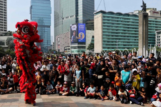 Aksi Barongsai dan Naga Hibur Warga di Car Free Day Bundaran HI