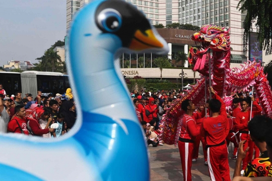 Aksi Barongsai dan Naga Hibur Warga di Car Free Day Bundaran HI