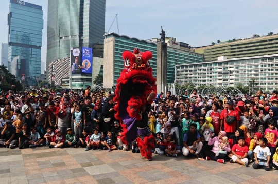 Aksi Barongsai dan Naga Hibur Warga di Car Free Day Bundaran HI