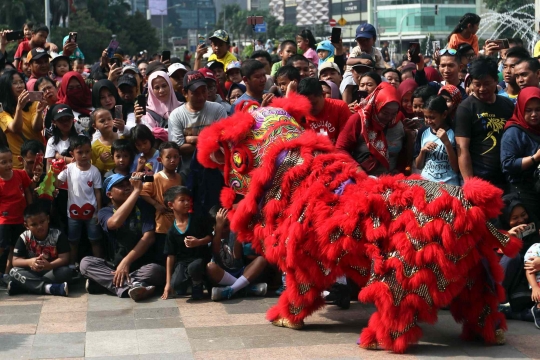 Aksi Barongsai dan Naga Hibur Warga di Car Free Day Bundaran HI