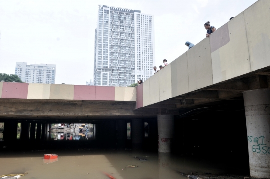 3 Hari Banjir Masih Merendam Underpass Kemayoran