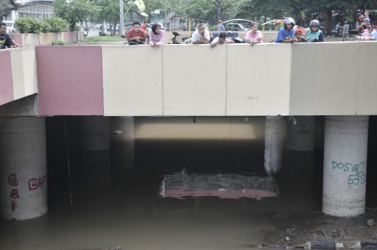 3 Hari Banjir Masih Merendam Underpass Kemayoran