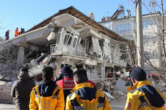 Kondisi Parah Kota di Turki Usai Diguncang Gempa Magnitudo 6,8