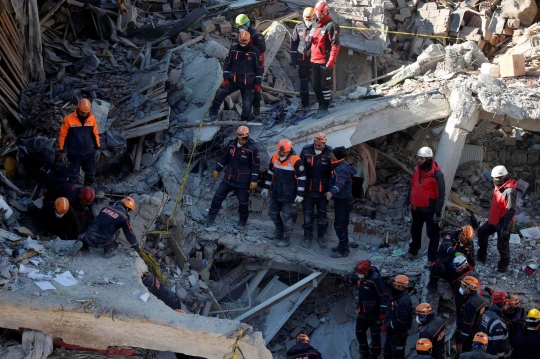 Kondisi Parah Kota di Turki Usai Diguncang Gempa Magnitudo 6,8