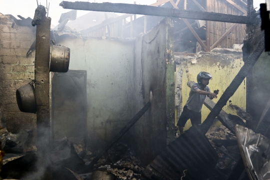Kebakaran Rumah Padat Penduduk di Peninggaran Timur, 1 Orang Tewas