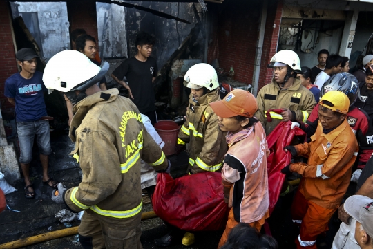 Kebakaran Rumah Padat Penduduk di Peninggaran Timur, 1 Orang Tewas