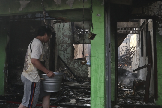 Kebakaran Rumah Padat Penduduk di Peninggaran Timur, 1 Orang Tewas