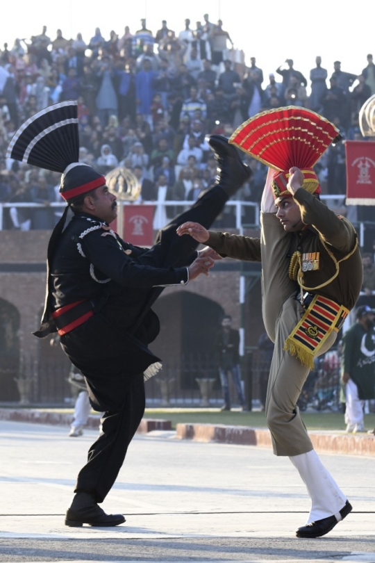 Aksi Penjaga Perbatasan India dan Pakistan Unjuk Gigi dalam Tradisi Beating Retreat