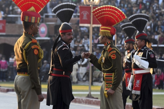 Aksi Penjaga Perbatasan India dan Pakistan Unjuk Gigi dalam Tradisi Beating Retreat