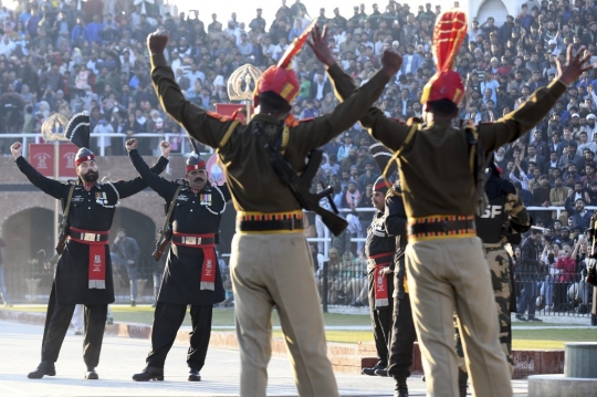 Aksi Penjaga Perbatasan India dan Pakistan Unjuk Gigi dalam Tradisi Beating Retreat