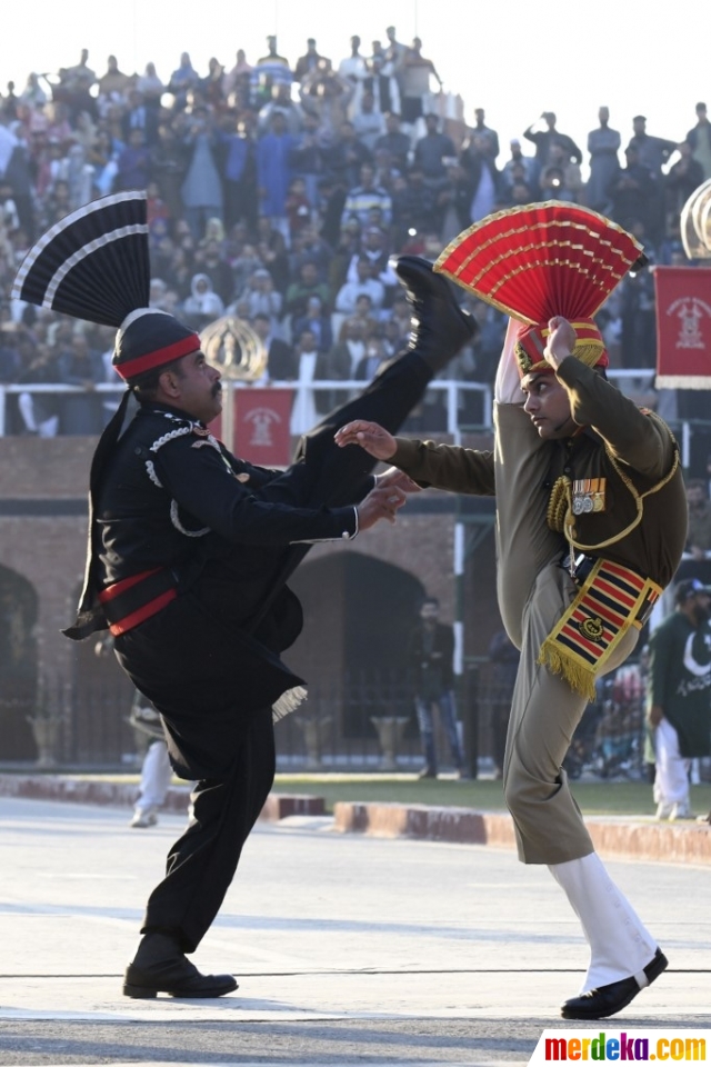 Personel Pasukan Keamanan Perbatasan India (berseragam cokelat) dan Pakistan (berseragam hitam) unjuk kebolehan dalam upacara Beating Retreat saat Hari Republik India di pos perbatasan India-Pakistan di Wagah (26/1/2020).