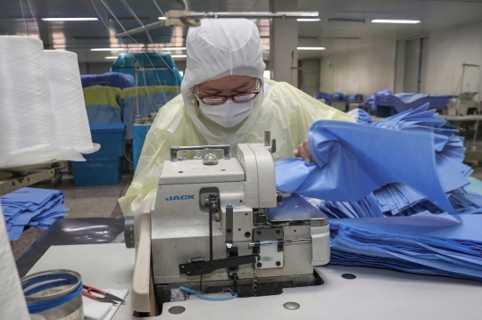Virus Corona Menyebar, China Tambah Produksi Masker dan Baju Pelindung