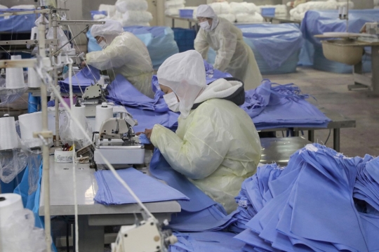 Virus Corona Menyebar, China Tambah Produksi Masker dan Baju Pelindung