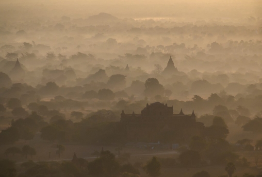 Menikmati Keindahan Kota Seribu Kuil di Myanmar