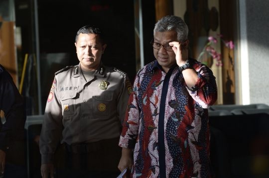 Ketua KPU Usai Diperiksa KPK Sebagai Saksi Tersangka Saeful Bahri