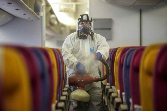 Cegah Virus Corona, Kru Thai Airways Disinfektan Kabin Pesawat