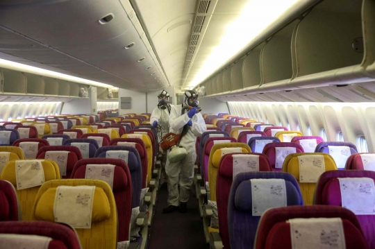 Cegah Virus Corona, Kru Thai Airways Disinfektan Kabin Pesawat