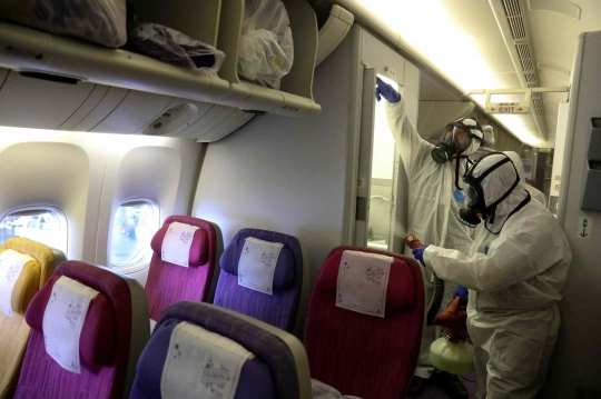 Cegah Virus Corona, Kru Thai Airways Disinfektan Kabin Pesawat