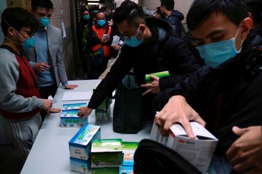 Takut Terinfeksi Virus Corona, Warga Hong Kong Borong Masker Wajah