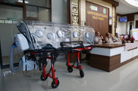 Penampakan Tandu Khusus untuk Pasien Virus Corona di Lampung