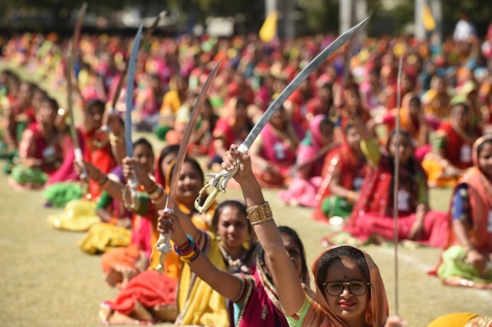 Aksi Ribuan Wanita Cantik India Pecahkan Rekor Menari Pedang