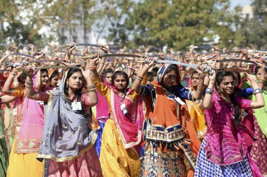 Aksi Ribuan Wanita Cantik India Pecahkan Rekor Menari Pedang
