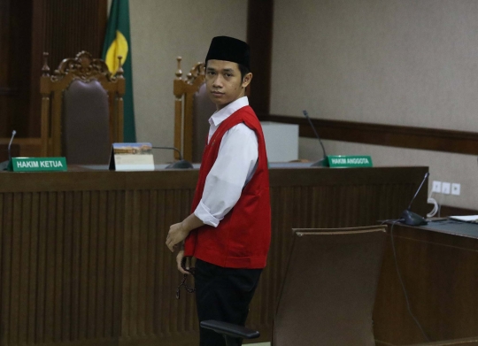 Ekspresi Luthfi Si Pembawa Bendera Saat Divonis 4 Bulan Penjara