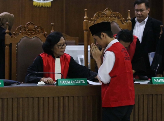 Ekspresi Luthfi Si Pembawa Bendera Saat Divonis 4 Bulan Penjara