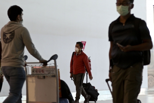 Cegah Virus Corona, Warga Pakai Masker di Bandara Soetta