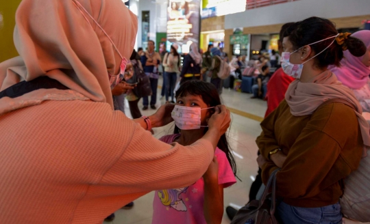 Cegah Virus Corona, KAI Bagikan Masker untuk Penumpang