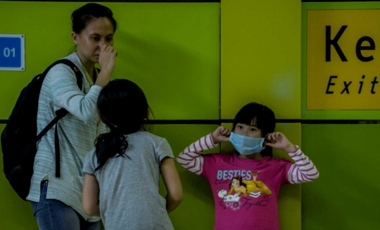 Cegah Virus Corona, KAI Bagikan Masker untuk Penumpang