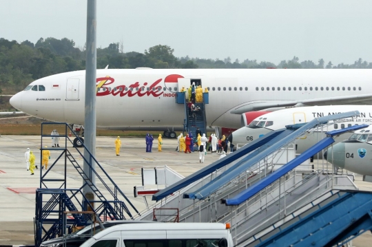 Ratusan WNI dari Wuhan tiba di Bandara Hang Nadim Batam