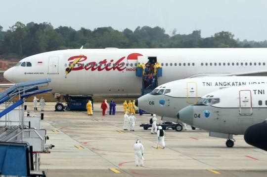 Ratusan WNI dari Wuhan tiba di Bandara Hang Nadim Batam