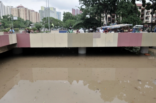 Kondisi Banjir 5 Meter Rendam Underpass Kemayoran