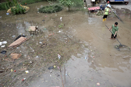 Underpass Kemayoran Penuh Sampah Akibat Banjir