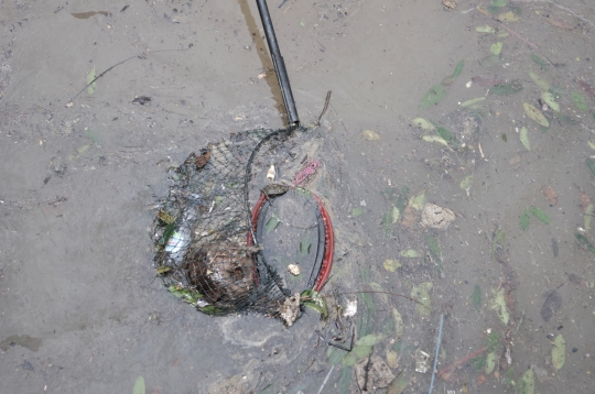 Underpass Kemayoran Penuh Sampah Akibat Banjir