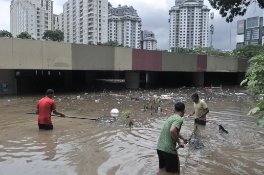 Underpass Kemayoran Penuh Sampah Akibat Banjir
