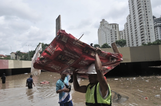 Underpass Kemayoran Penuh Sampah Akibat Banjir