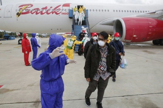 Antisipasi Corona, WNI dari Wuhan Disemprot Disinfektan Saat Tiba di Batam