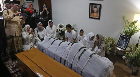 Suasana Rumah Duka Gus Sholah