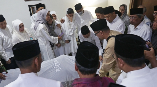 Suasana Rumah Duka Gus Sholah