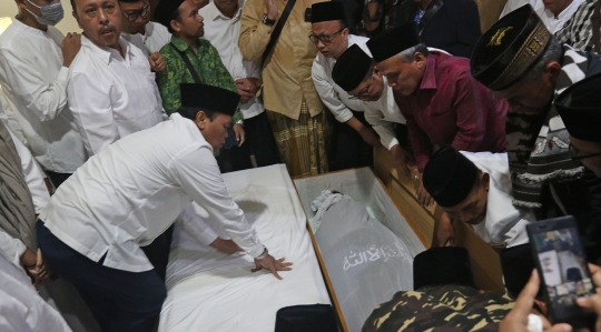 Suasana Rumah Duka Gus Sholah