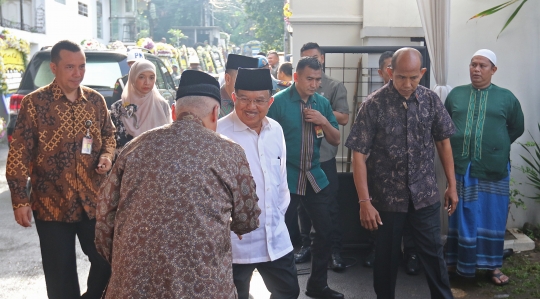 Para Tokoh Melayat Almarhum Gus Sholah