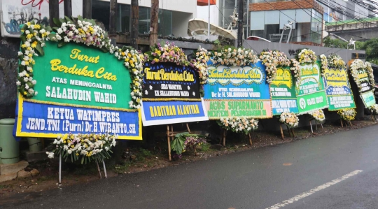 Karangan Bunga Berderet di Rumah Duka Gus Sholah