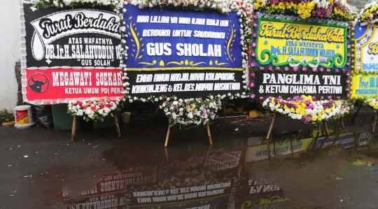 Karangan Bunga Berderet di Rumah Duka Gus Sholah