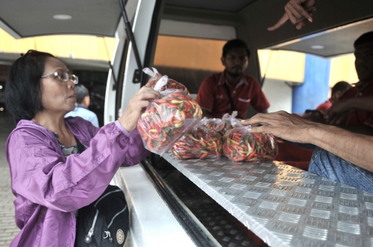 Warga Serbu Operasi Cabai Murah di Pasar Senen